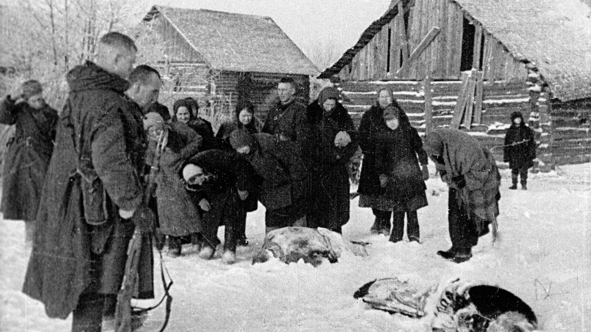 Бойцы Калининского фронта и местные жители осматривают трупы замученных гитлеровцами мирных жителей освобожденной деревни. Кадр из документального фильма Великая победа советского народа Бойцы Калининского фронта и местные жители осматривают трупы замученных гитлеровцами мирных жителей освобожденной деревни. Кадр из документального фильма Великая победа советского народа - РИА Новости, 1920, 16.08.2026