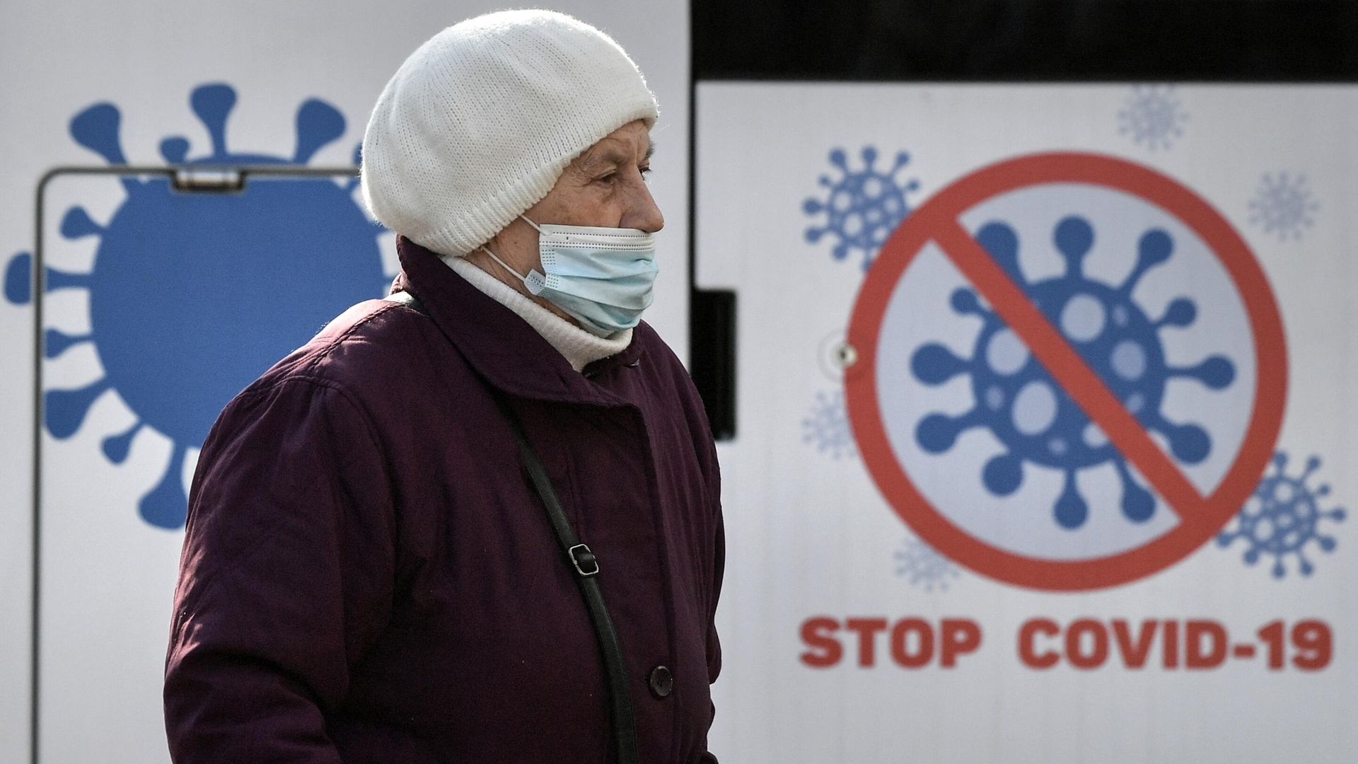 Женщина в защитной маске у информационного плаката Стоп CoVID-19 на улице Симферополя - РИА Новости, 1920, 14.12.2021