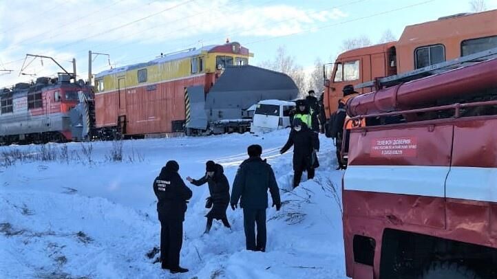 Автомобиль попал под снегоуборочный поезд на железнодорожном переезде в Тальменском районеа Алтайского края Автомобиль попал под снегоуборочный поезд на железнодорожном переезде в Тальменском районеа Алтайского края - РИА Новости, 1920, 29.11.2021