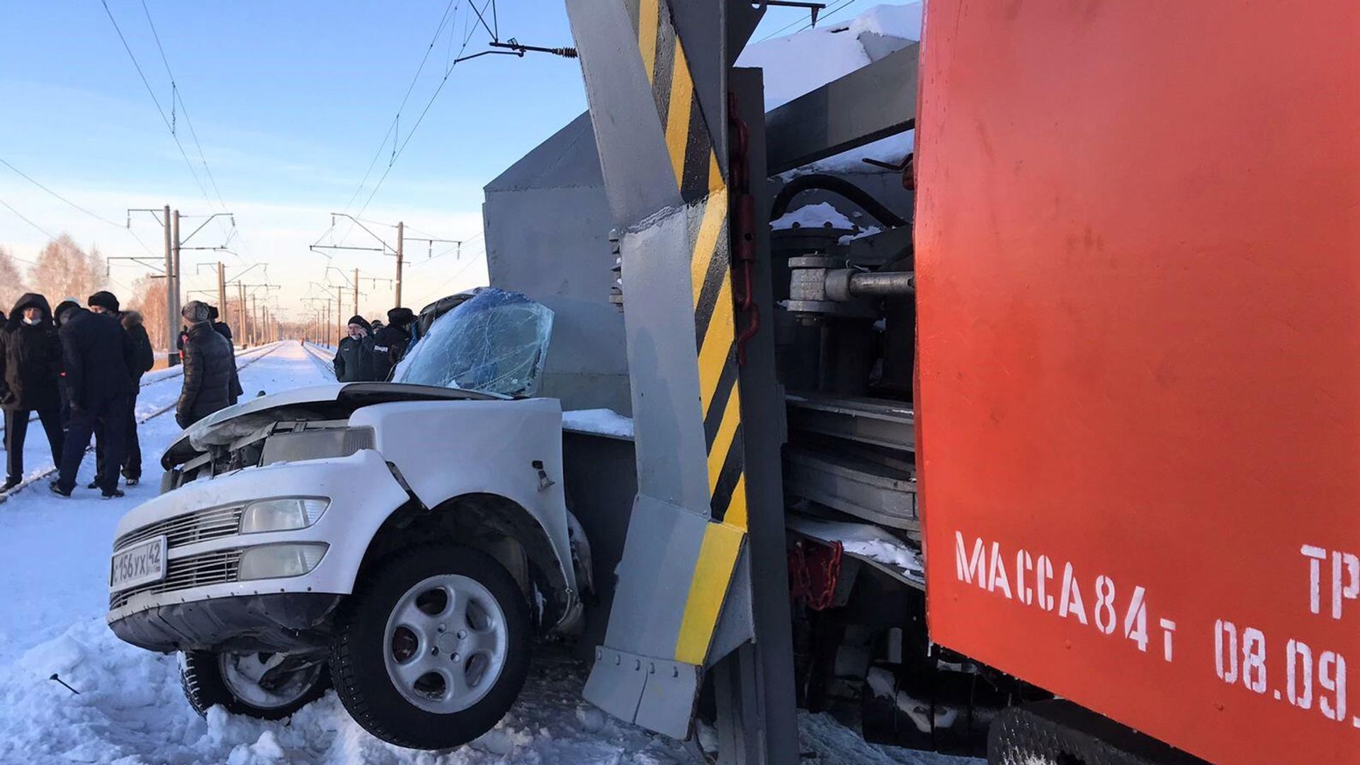 Автомобиль попал под снегоуборочный поезд на железнодорожном переезде в Тальменском районеа Алтайского края Автомобиль попал под снегоуборочный поезд на железнодорожном переезде в Тальменском районеа Алтайского края - РИА Новости, 1920, 29.11.2021
