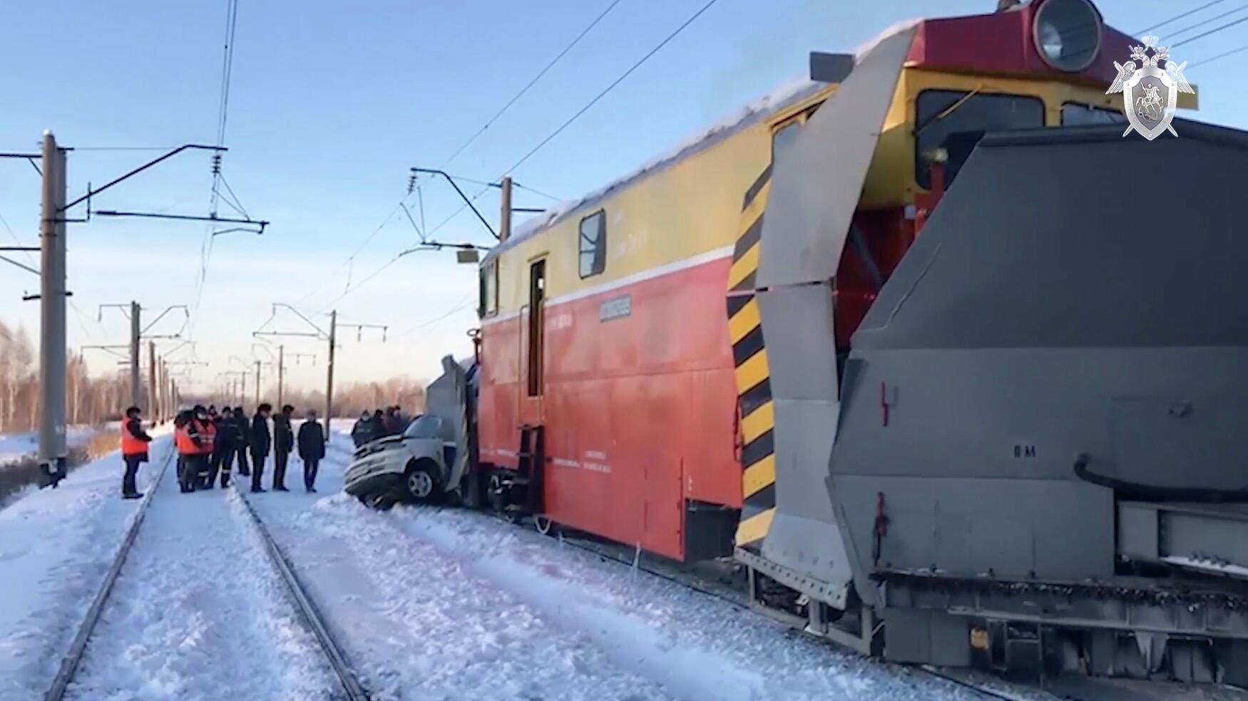 Автомобиль попал под снегоуборочный поезд на железнодорожном переезде в Тальменском районеа Алтайского края Автомобиль попал под снегоуборочный поезд на железнодорожном переезде в Тальменском районеа Алтайского края - РИА Новости, 1920, 29.11.2021