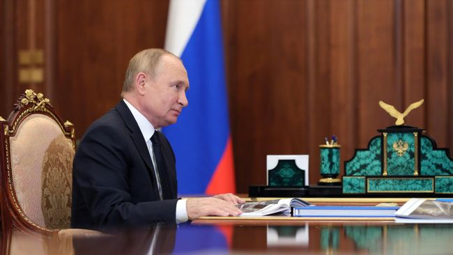 Президент РФ Владимир Путин во время встречи с председателем совета директоров БТС-МОСТ Русланом Байсаровым Президент РФ Владимир Путин во время встречи с председателем совета директоров БТС-МОСТ Русланом Байсаровым