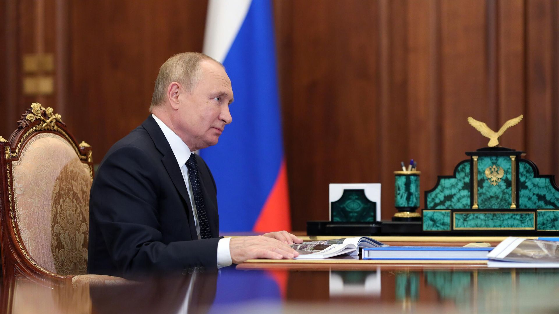 Президент РФ Владимир Путин во время встречи с председателем совета директоров БТС-МОСТ Русланом Байсаровым Президент РФ Владимир Путин во время встречи с председателем совета директоров БТС-МОСТ Русланом Байсаровым - РИА Новости, 1920, 29.11.2021