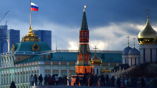 Люди на Парящем мосту в парке Зарядье в Москве