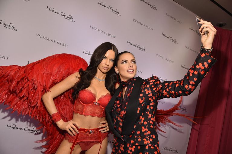 Ангел Victoria's Secret Адриана Лима со своей восковой фигурой от музея Мадам Тюссо в Нью-Йорке Ангел Victoria's Secret Адриана Лима со своей восковой фигурой от музея Мадам Тюссо в Нью-Йорке