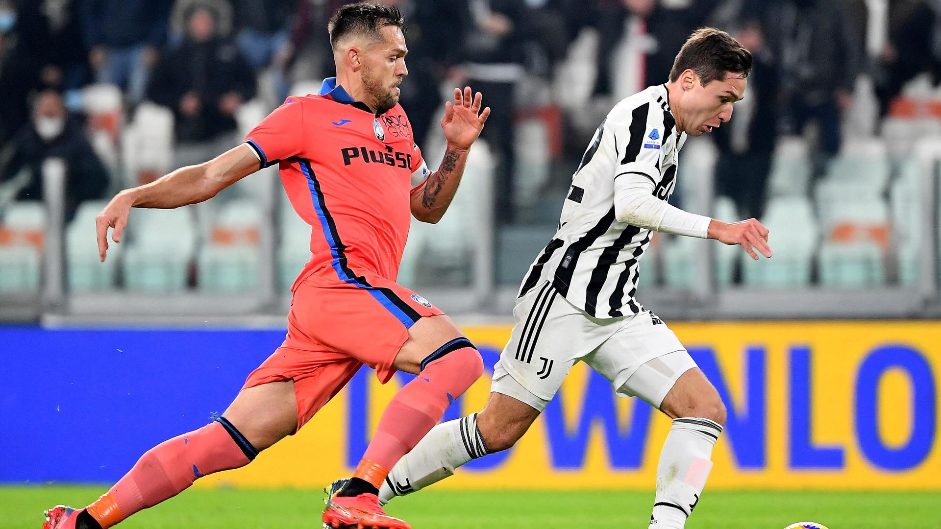 Atalanta defender Rafael Toloi (L) vies with Juventus midfielder Federico Chiesa during the Italian Serie A football match Juventus vs Atalanta at the Allianz Stadium in Turin on November 27, 2021. (Photo by Isabella BONOTTO / AFP) Atalanta defender Rafael Toloi (L) vies with Juventus midfielder Federico Chiesa during the Italian Serie A football match Juventus vs Atalanta at the Allianz Stadium in Turin on November 27, 2021. (Photo by Isabella BONOTTO / AFP) - РИА Новости, 1920, 29.11.2021