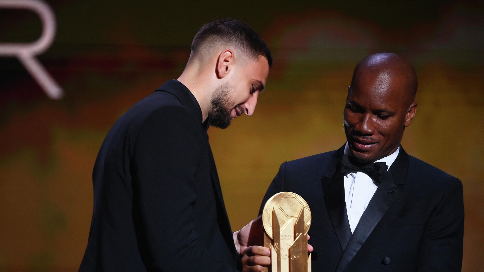 Paris Saint-Germain's Italian goalkeeper Gianluigi Donnarumma is awarded the Yashin Trophy for best goalkeeper by Ivorian former football player and evening host Didier Drogba during the 2021 Ballon d'Or France Football award ceremony at the Theatre du Chatelet in Paris on November 29, 2021. (Photo by FRANCK FIFE / AFP) Paris Saint-Germain's Italian goalkeeper Gianluigi Donnarumma is awarded the Yashin Trophy for best goalkeeper by Ivorian former football player and evening host Didier Drogba during the 2021 Ballon d'Or France Football award ceremony at the Theatre du Chatelet in Paris on November 29, 2021. (Photo by FRANCK FIFE / AFP) - РИА Новости, 1920, 29.11.2021