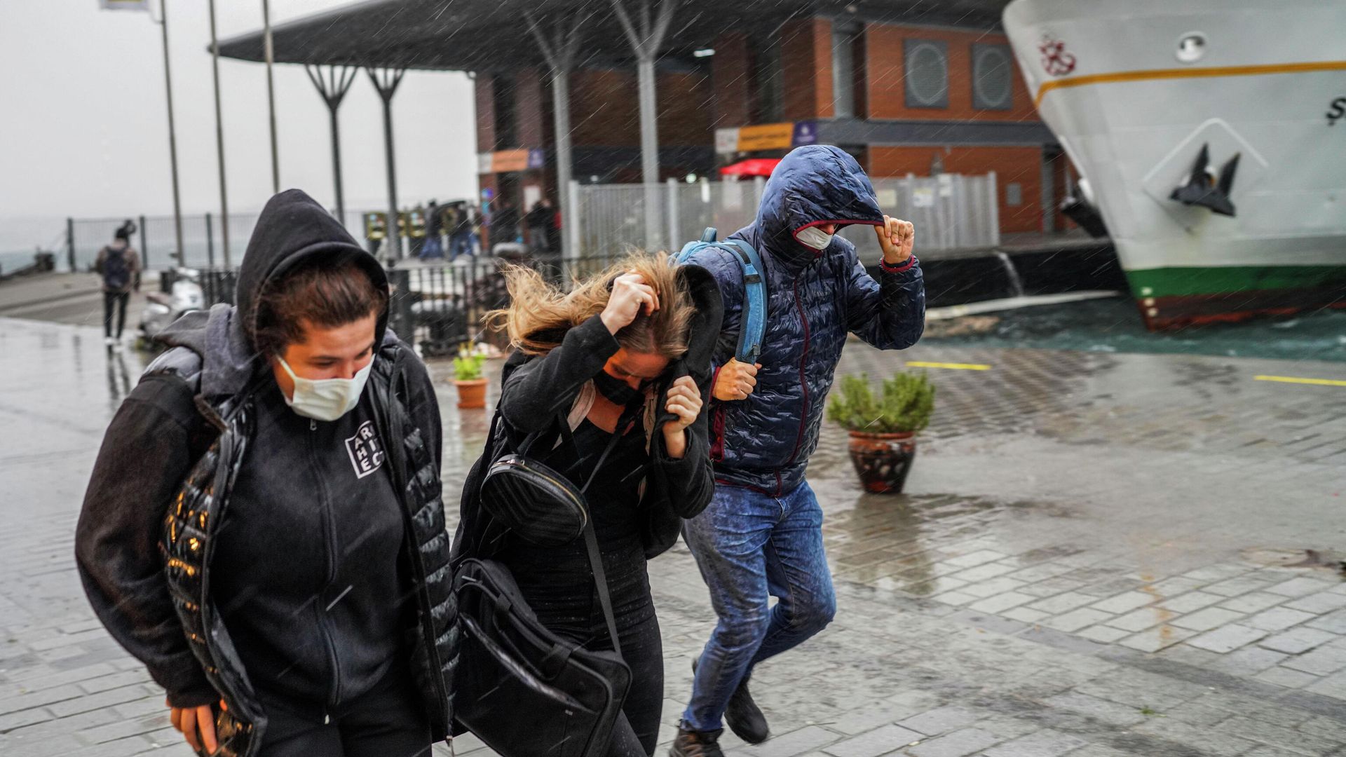 Прохожие во время урагана в Стамбуле, Турция Прохожие во время урагана в Стамбуле, Турция - РИА Новости, 1920, 29.11.2021