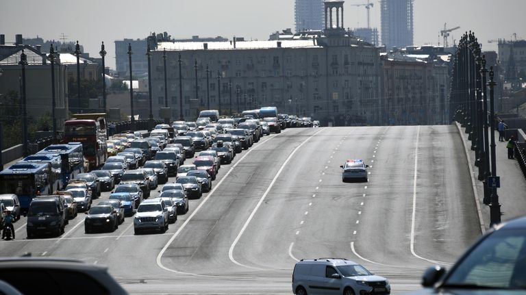 Автомобили на открытом после реконструкции Большом Каменном мосту