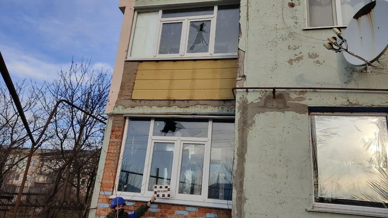 Офицеры представительства ЛНР в СЦКК режима прекращения огня фиксируют последствий обстрела со стороны ВС Украины села Николаевка в ЛНР - РИА Новости, 1920, 11.02.2022