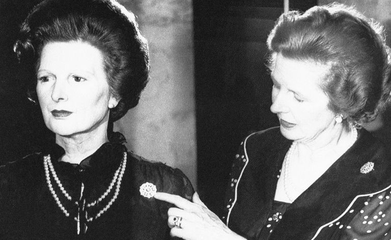Премьер-министр Великобритании Маргарет Тэтчер рассматривает брошь на ее восковой фигуре в Музее восковых фигур мадам Тюссо в Лондоне Премьер-министр Великобритании Маргарет Тэтчер рассматривает брошь на ее восковой фигуре в Музее восковых фигур мадам Тюссо в Лондоне