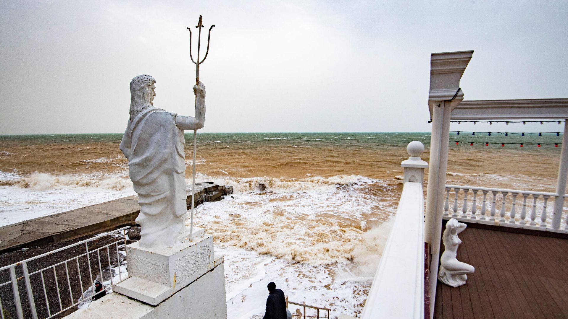 Шторм на море у берега поселка Николаевка в Крыму Шторм на море у берега поселка Николаевка в Крыму - РИА Новости, 1920, 30.11.2021