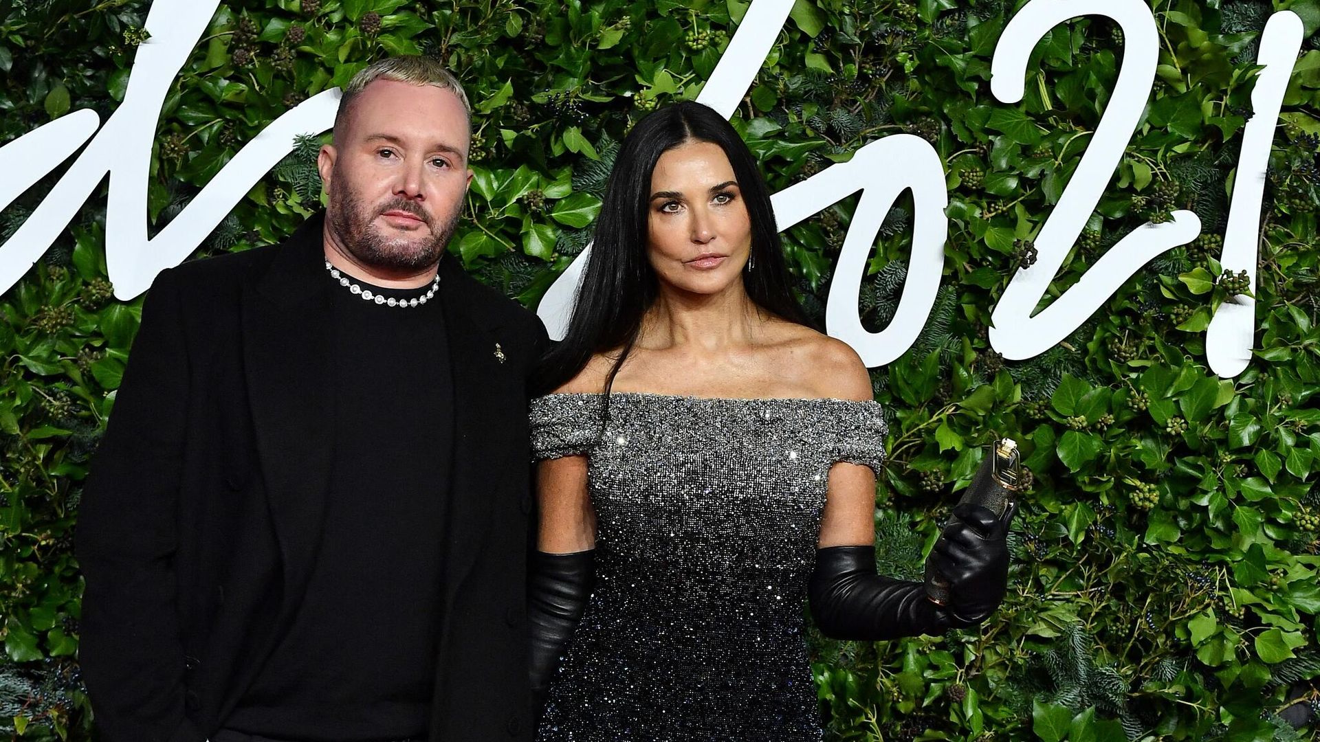 Дизайнер Ким Джонс и Деми Мур на Fashion Awards 2021 в Лондоне Дизайнер Ким Джонс и Деми Мур на Fashion Awards 2021 в Лондоне - РИА Новости, 1920, 30.11.2021