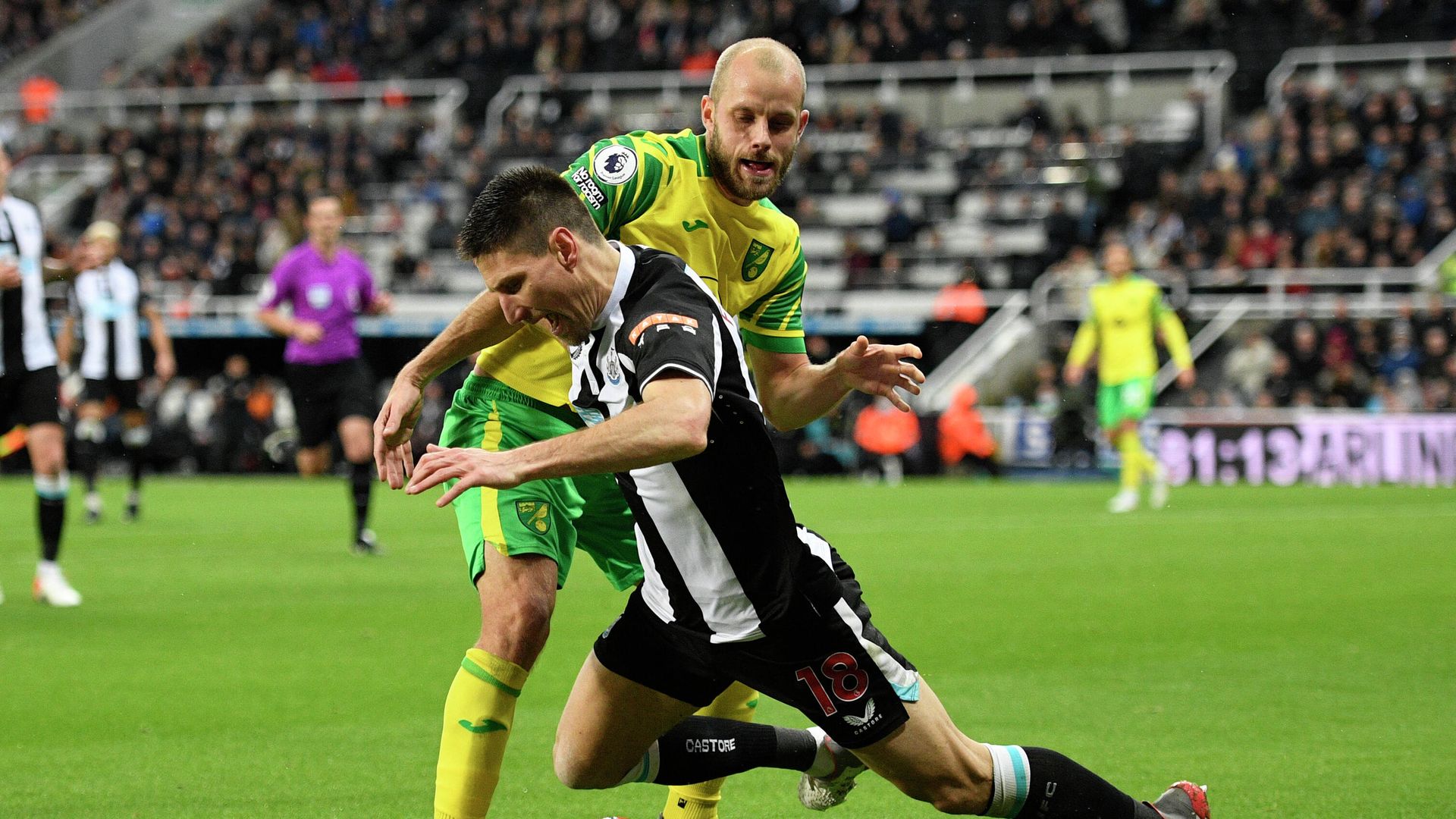 Newcastle United's Argentinian defender Federico Fernandez (R) vies with Norwich City's Finnish striker Teemu Pukki during the English Premier League football match between Newcastle United and Norwich City at St James' Park in Newcastle-upon-Tyne, north east England on November 30, 2021. (Photo by Oli SCARFF / AFP) / RESTRICTED TO EDITORIAL USE. No use with unauthorized audio, video, data, fixture lists, club/league logos or 'live' services. Online in-match use limited to 120 images. An additional 40 images may be used in extra time. No video emulation. Social media in-match use limited to 120 images. An additional 40 images may be used in extra time. No use in betting publications, games or single club/league/player publications. / Newcastle United's Argentinian defender Federico Fernandez (R) vies with Norwich City's Finnish striker Teemu Pukki during the English Premier League football match between Newcastle United and Norwich City at St James' Park in Newcastle-upon-Tyne, north east England on November 30, 2021. (Photo by Oli SCARFF / AFP) / RESTRICTED TO EDITORIAL USE. No use with unauthorized audio, video, data, fixture lists, club/league logos or 'live' services. Online in-match use limited to 120 images. An additional 40 images may be used in extra time. No video emulation. Social media in-match use limited to 120 images. An additional 40 images may be used in extra time. No use in betting publications, games or single club/league/player publications. / - РИА Новости, 1920, 01.12.2021