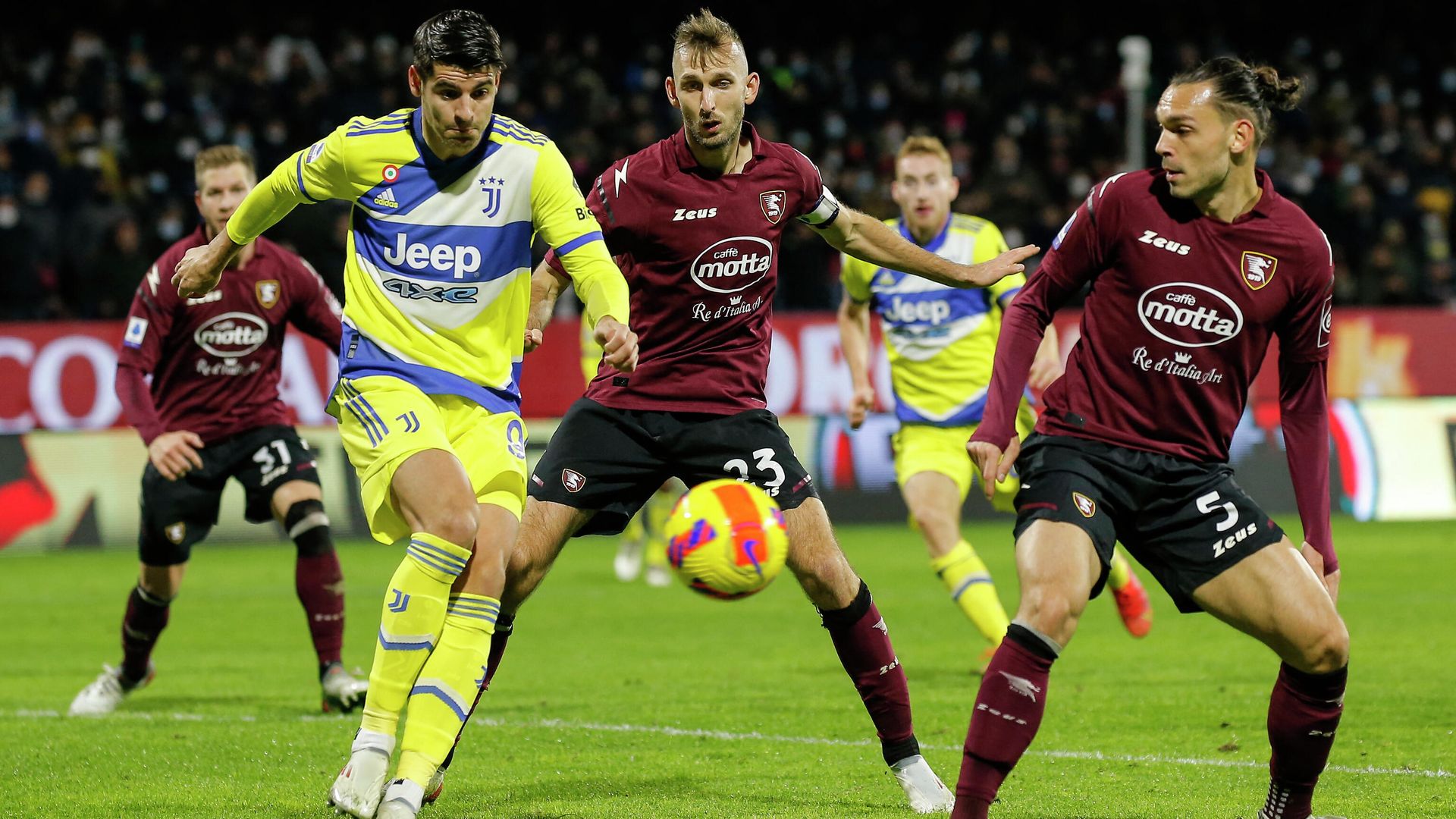 Juventus' Spanish forward Alvaro Morata (L) controls the ball prior to shoot and score his side's second goal during the Italian Serie A football match between Salernitana and Juventus on November 30, 2021 at the Arigis stadium in Salerno. (Photo by Carlo Hermann / AFP) - РИА Новости, 1920, 01.12.2021