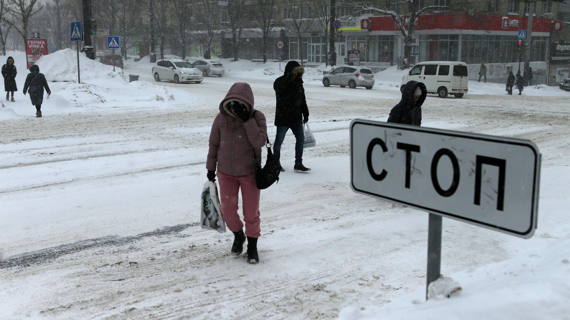 Прохожие на одной из улиц в Хабаровске Прохожие на одной из улиц в Хабаровске - РИА Новости, 1920, 24.01.2022