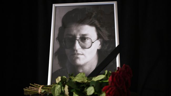 Портрет народного артиста России, певца Александра Градского во время церемонии прощания в здании театрально-концертного музыкального объединения Градский Холл в Москве