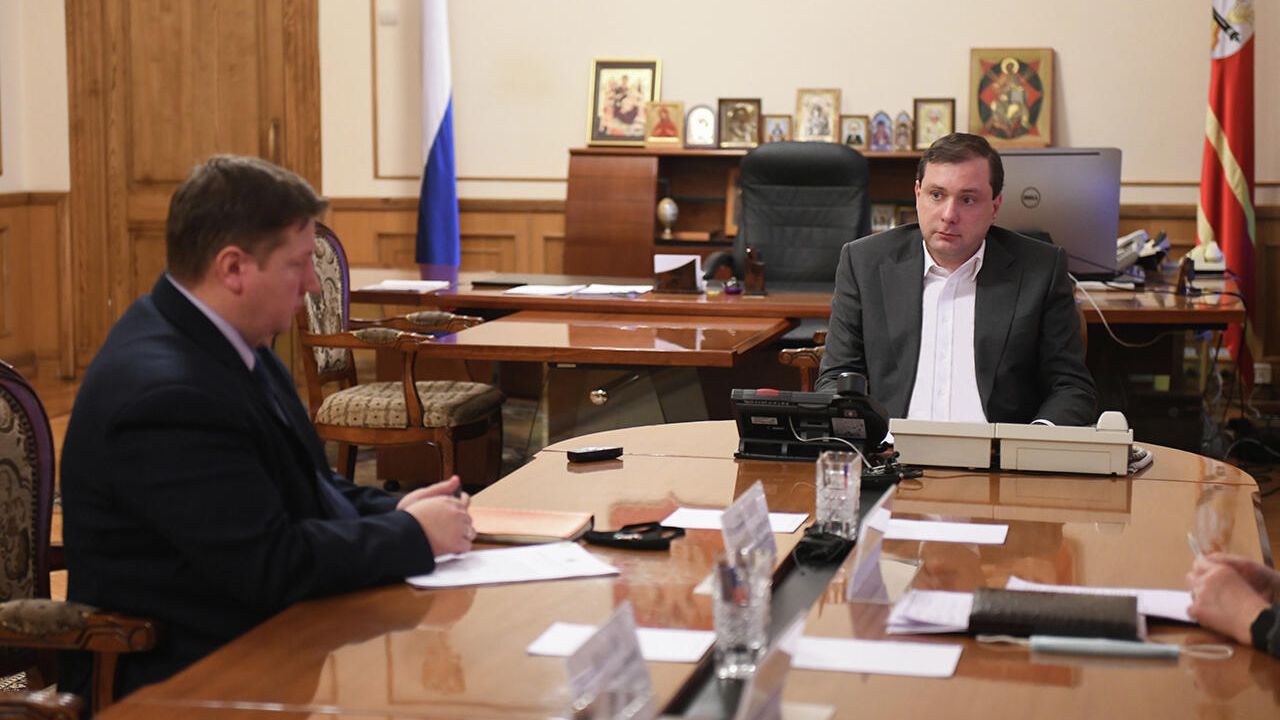 Губернатор Смоленской области Алексей Островский во время обсуждения вопроса о создании собственных мощностей производства медицинского кислорода на территории региона - РИА Новости, 1920, 01.12.2021
