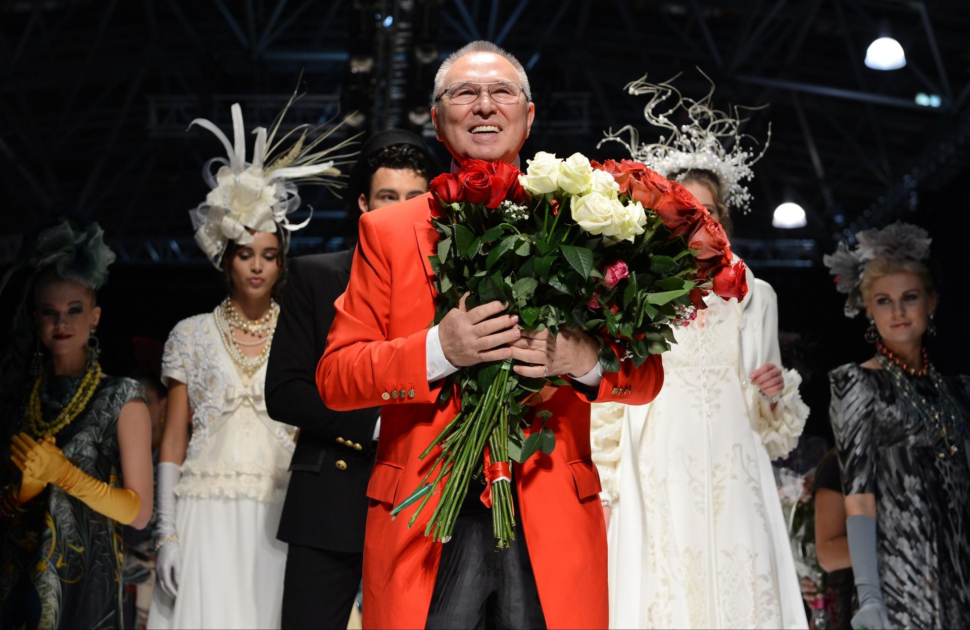 Модельер Слава Зайцев представляет коллекцию Haute Couture Дома моды Slava Zaitsev на заключительным показе Недели моды Mercedes-Benz Fashion Week Russia в ТРЦ Афимолл Сити Модельер Слава Зайцев представляет коллекцию Haute Couture Дома моды Slava Zaitsev на заключительным показе Недели моды Mercedes-Benz Fashion Week Russia в ТРЦ Афимолл Сити - РИА Новости, 1920, 20.06.2022
