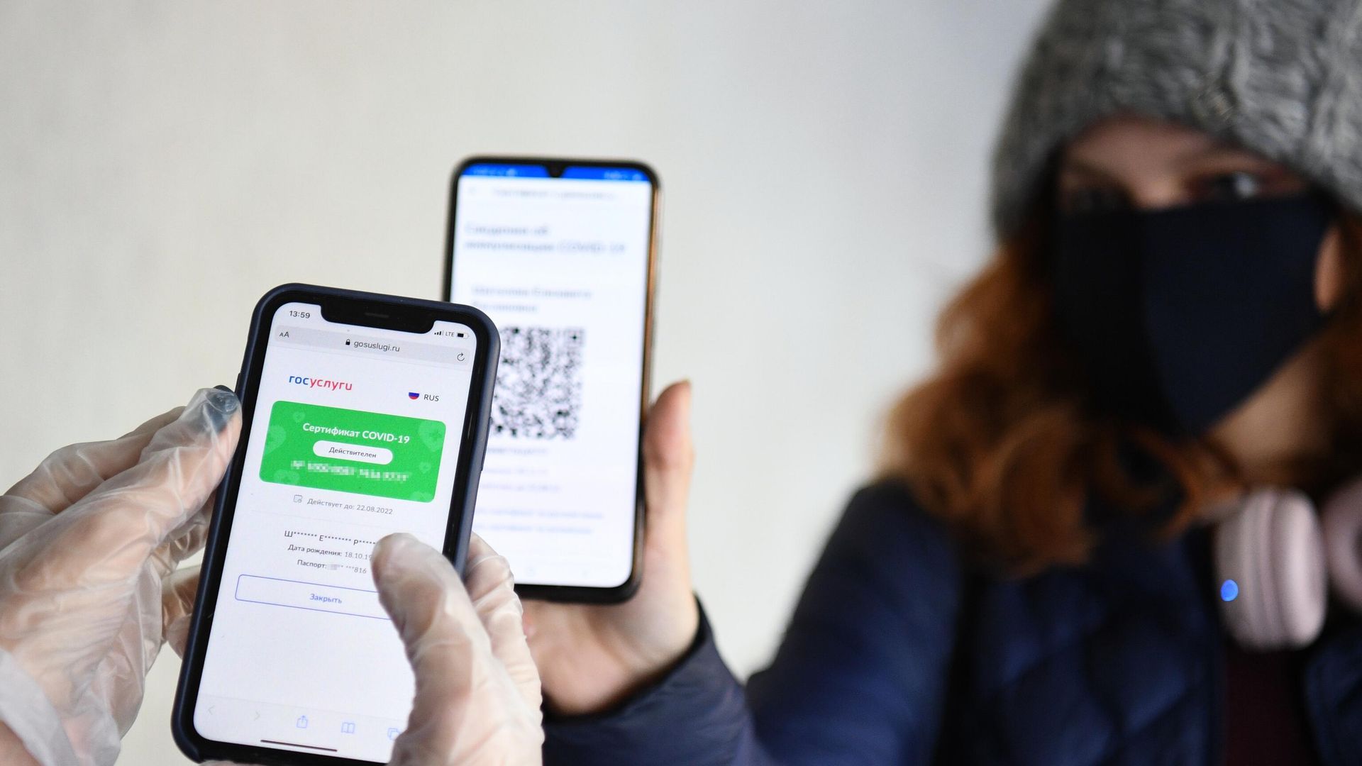Демонстрация проверки QR-кода Демонстрация проверки QR-кода - РИА Новости, 1920, 19.01.2022