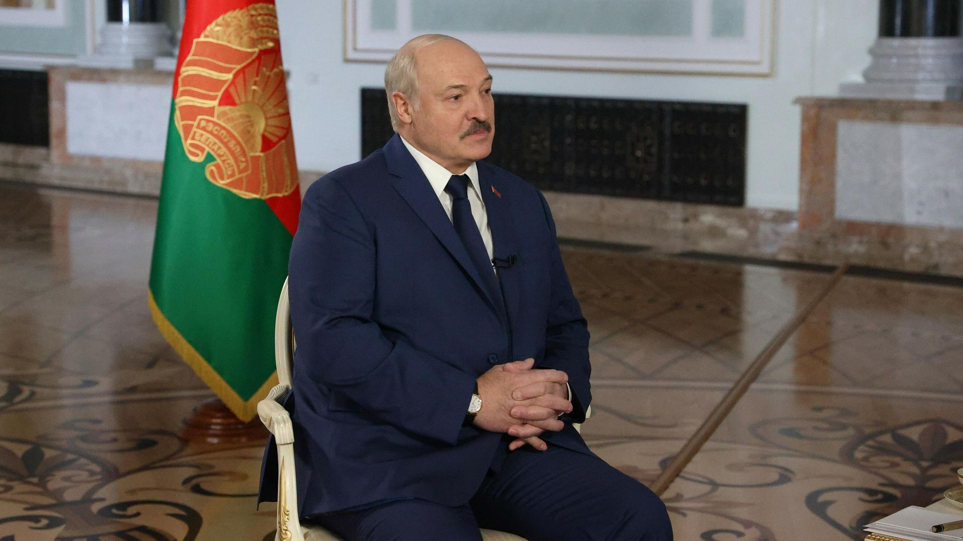 Президент Белоруссии Александр Лукашенко во время интервью генеральному директору МИА Россия сегодня Дмитрию Киселеву в Минске Президент Белоруссии Александр Лукашенко во время интервью генеральному директору МИА Россия сегодня Дмитрию Киселеву в Минске - РИА Новости, 1920, 30.11.2021