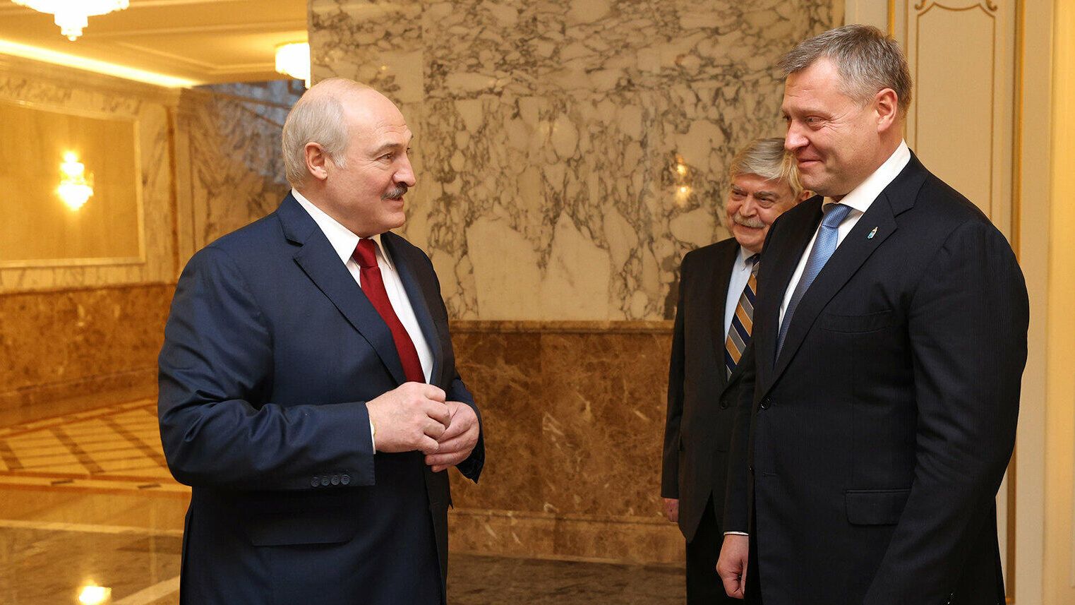 Президент Белоруссии Александр Лукашенко и губернатор Астраханской области России Игорь Бабушкин во время встречи Президент Белоруссии Александр Лукашенко и губернатор Астраханской области России Игорь Бабушкин во время встречи - РИА Новости, 1920, 02.12.2021