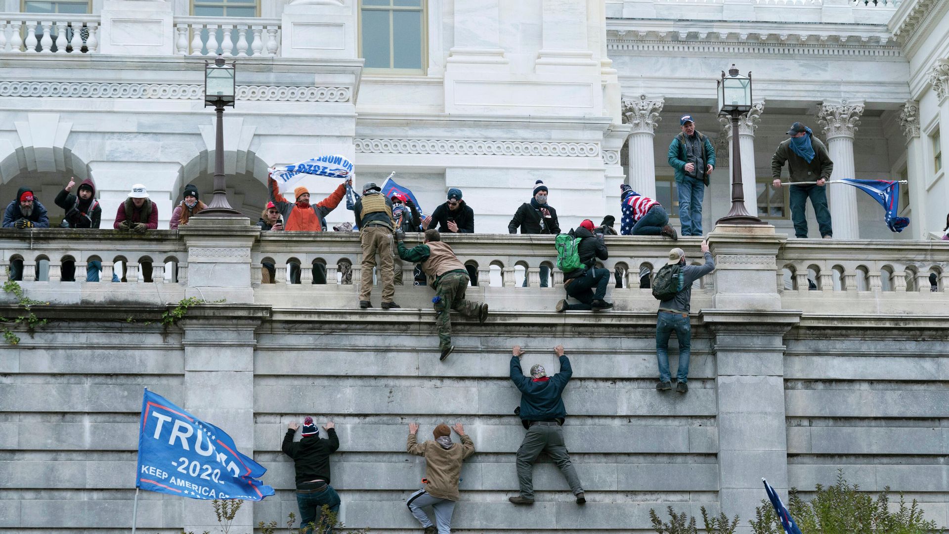 Участники акции протеста сторонников действующего президента США Дональда Трампа у здания конгресса в Вашингтоне - РИА Новости, 1920, 06.01.2022