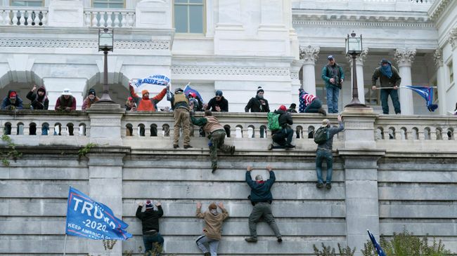 Участники акции протеста сторонников действующего президента США Дональда Трампа у здания конгресса в Вашингтоне