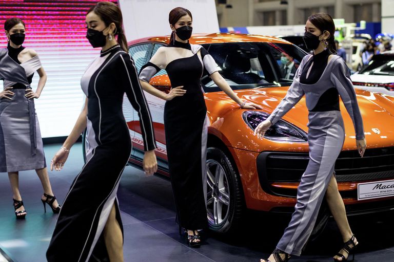 Модели возле автомобиля Porsche Macan на таиландской выставке Motor Expo Модели возле автомобиля Porsche Macan на таиландской выставке Motor Expo