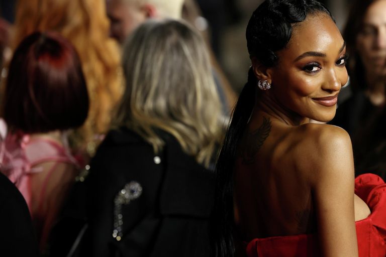 Модель Джордан Данн на красной дорожке церемонии Fashion Awards 2021 в Лондоне, Великобритания Модель Джордан Данн на красной дорожке церемонии Fashion Awards 2021 в Лондоне, Великобритания