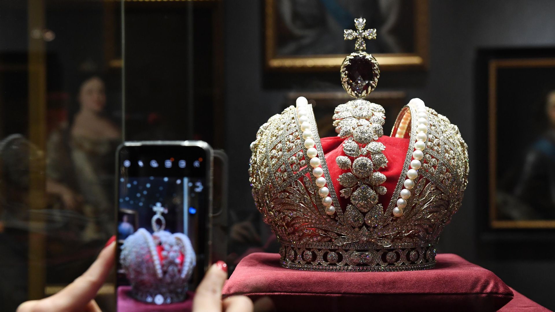 Посетительница фотографирует современную реплику Большой императорской короны Российской империи (оригинал короны хранится в Алмазном фонде Российской Федерации) на выставке Российская империя, приуроченной к 300-летию провозглашения России империей, в Государственном историческом музее. Посетительница фотографирует современную реплику Большой императорской короны Российской империи (оригинал короны хранится в Алмазном фонде Российской Федерации) на выставке Российская империя, приуроченной к 300-летию провозглашения России империей, в Государственном историческом музее. - РИА Новости, 1920, 09.02.2022