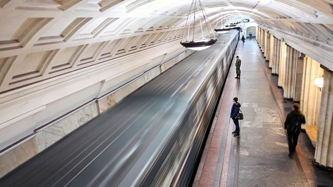 Пассажиры на станции метро Охотный ряд в Москве