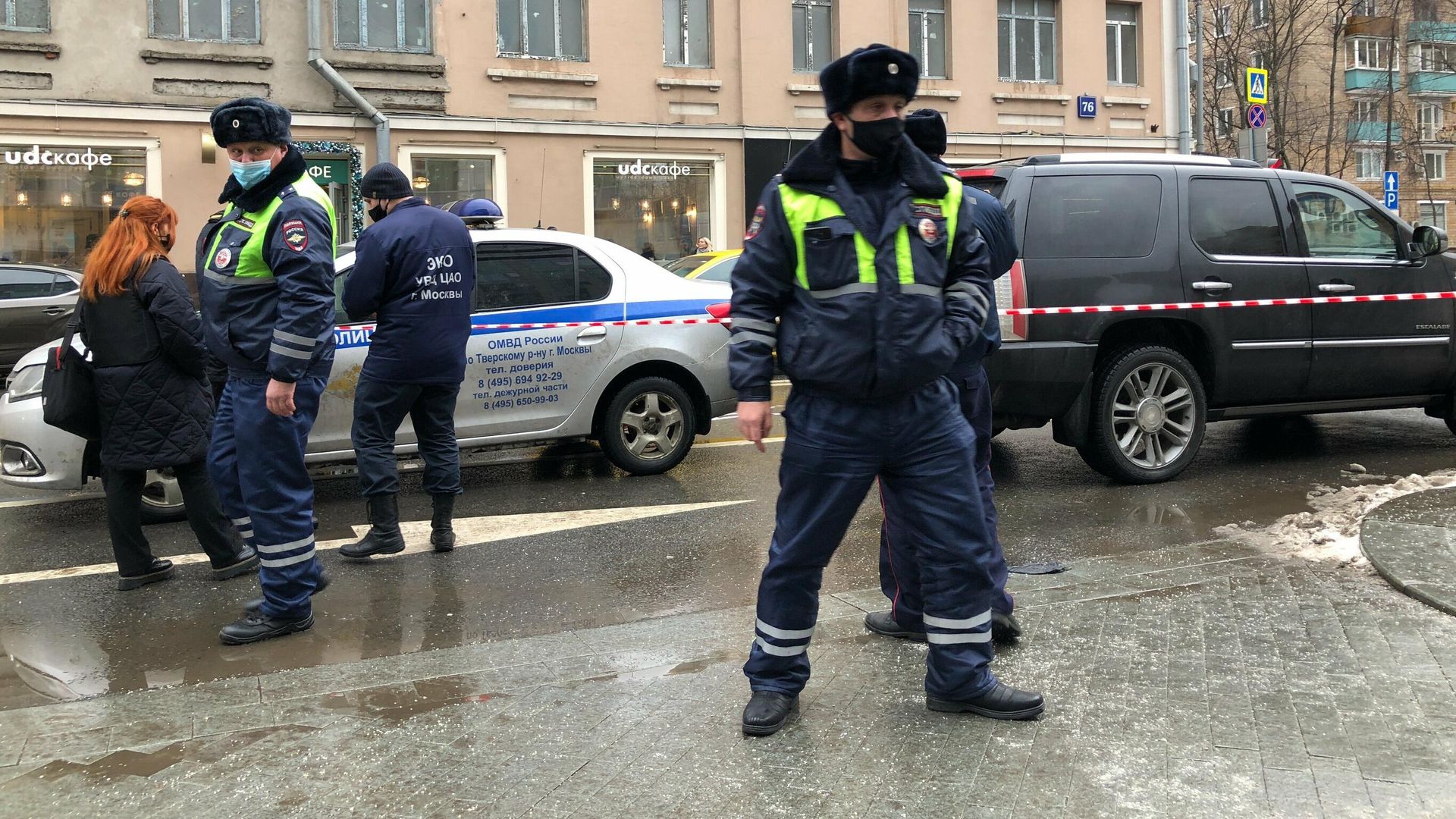 Сотрудники оперативных служб на месте дорожного конфликта со стрельбой в Тверском районе Москвы Сотрудники оперативных служб на месте дорожного конфликта со стрельбой в Тверском районе Москвы - РИА Новости, 1920, 03.12.2021