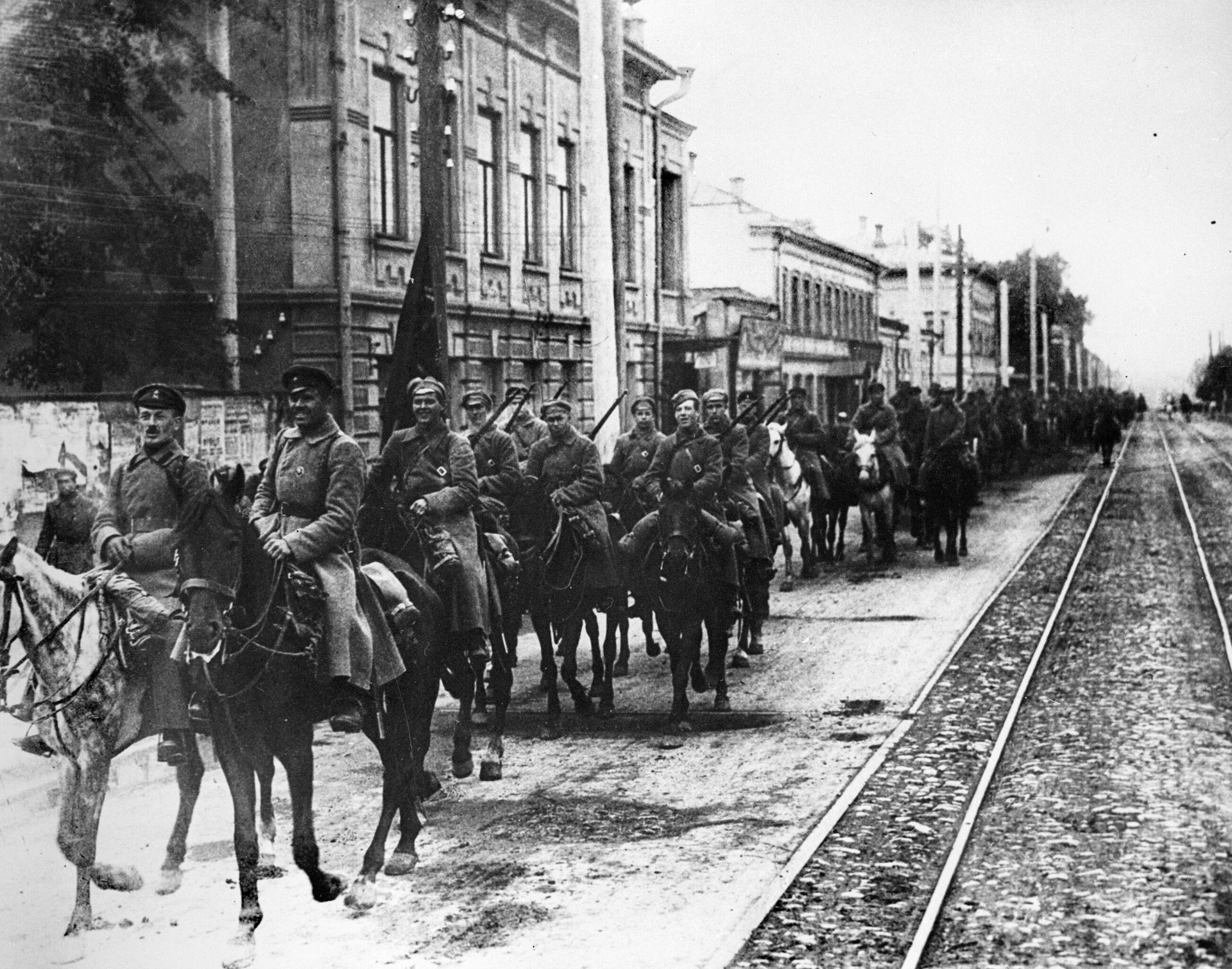 Конные части 5-й Армии вступают в Казань. Освобождение Казани от белоинтервентов в сентябре 1918 г. Конные части 5-й Армии вступают в Казань. Освобождение Казани от белоинтервентов в сентябре 1918 г. - РИА Новости, 1920, 03.12.2021