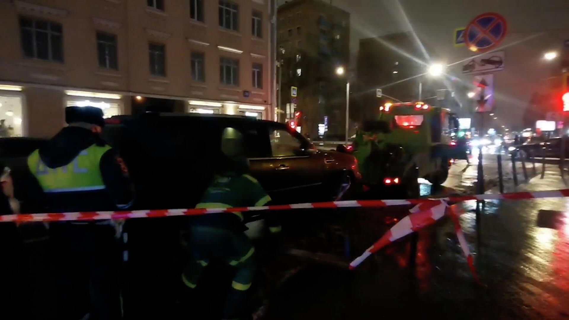 Cadillac увозят с места перестрелки в центре Москвы Cadillac увозят с места перестрелки в центре Москвы - РИА Новости, 1920, 03.12.2021
