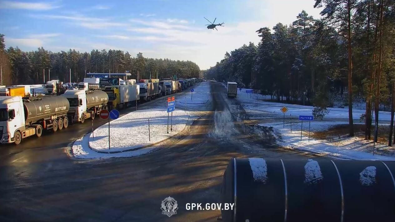 Вертолет Ми-8 ВВС Украины над территорией Белоруссии. Кадр из видео Вертолет Ми-8 ВВС Украины над территорией Белоруссии. Кадр из видео - РИА Новости, 1920, 03.02.2022
