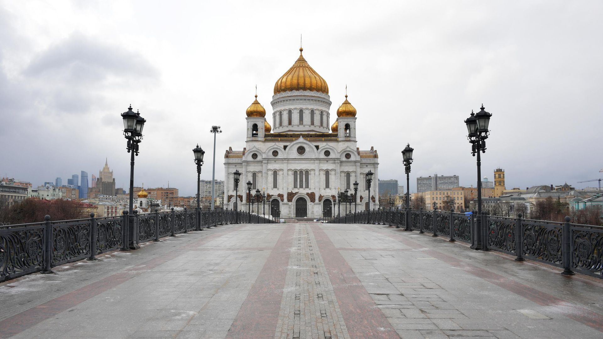 Вид на храм Христа Спасителя с Патриаршего моста в Москве Вид на храм Христа Спасителя с Патриаршего моста в Москве - РИА Новости, 1920, 21.10.2022