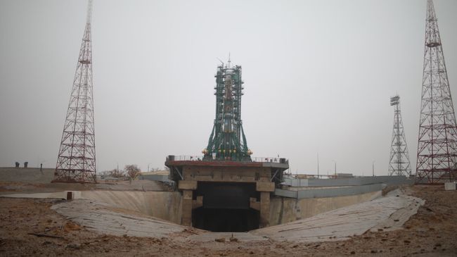 Ракета-носитель Союз-2.1а с пилотируемым кораблем Союз на стартовой площадке космодрома Байконур
