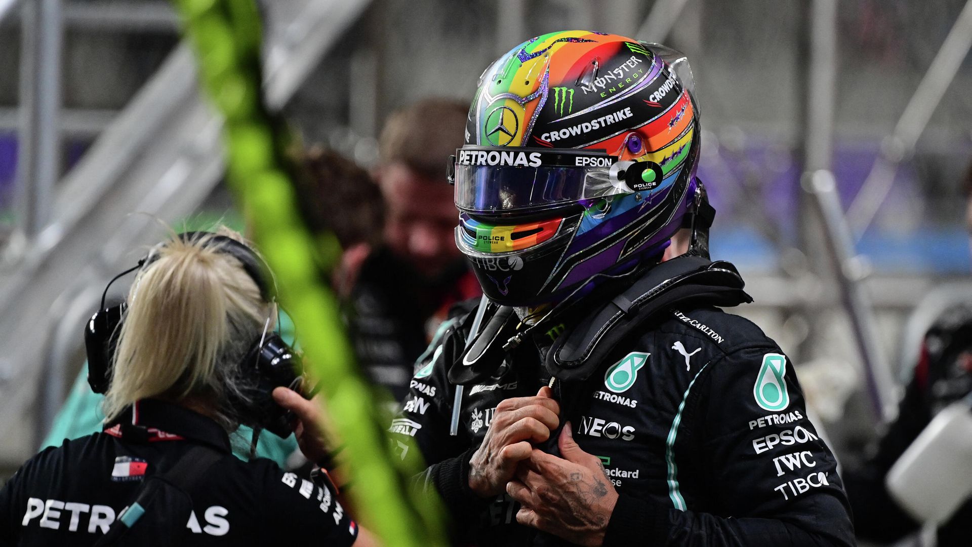 Mercedes' British driver Lewis Hamilton stands in the pits during a stop in the session during the Formula One Saudi Arabian Grand Prix at the Jeddah Corniche Circuit in Jeddah on December 5, 2021. (Photo by ANDREJ ISAKOVIC / various sources / AFP) Mercedes' British driver Lewis Hamilton stands in the pits during a stop in the session during the Formula One Saudi Arabian Grand Prix at the Jeddah Corniche Circuit in Jeddah on December 5, 2021. (Photo by ANDREJ ISAKOVIC / various sources / AFP) - РИА Новости, 1920, 05.12.2021