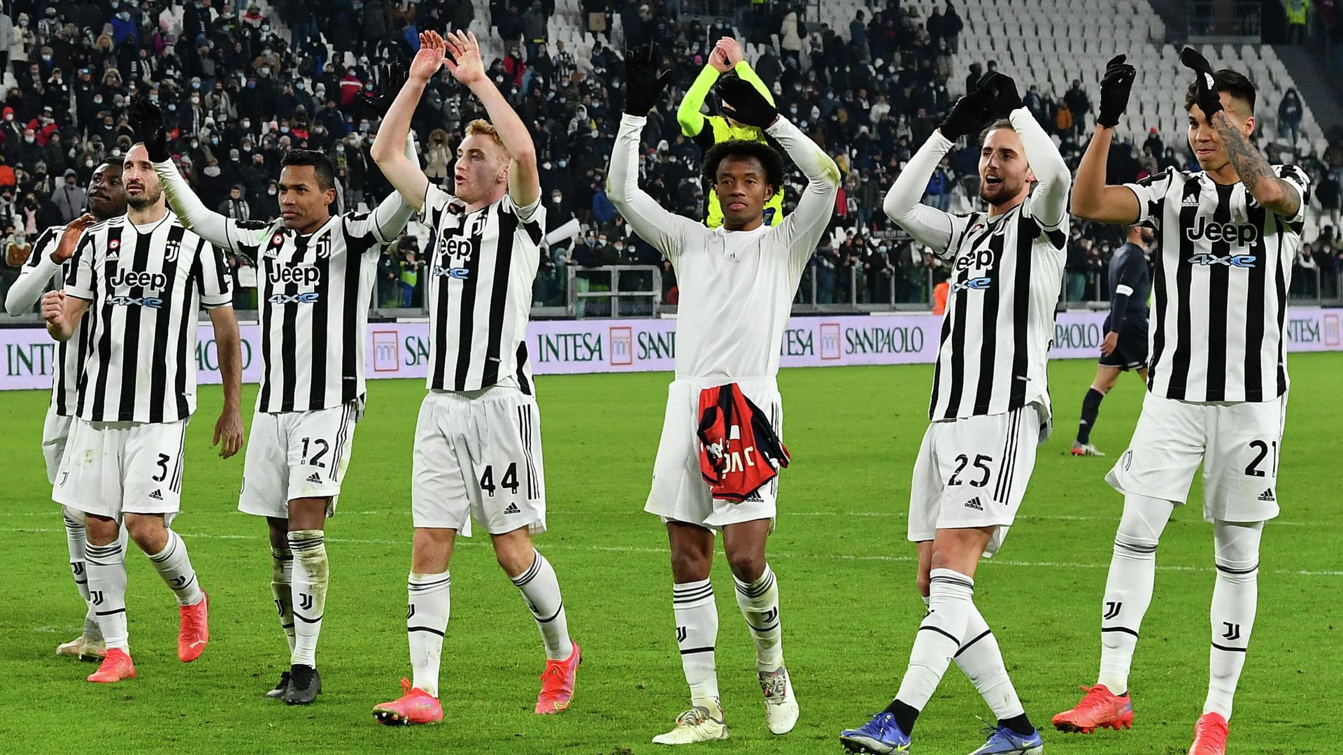 (From L) Juventus' Italian forward Moise Kean, Juventus' Italian defender Giorgio Chiellini, Juventus' Brazilian defender Alex Sandro, Juventus' Swedish forward Dejan Kulusevski, Juventus' Colombian midfielder Juan Cuadrado, Juventus' French midfielder Adrien Rabiot and Juventus' Brazilian forward Kaio Jorge acknowledge the public at the end of the Italian Serie A football match between Juventus and Genoa on December 5, 2021 at the Juventus stadium in Turin. (Photo by Isabella BONOTTO / AFP) (From L) Juventus' Italian forward Moise Kean, Juventus' Italian defender Giorgio Chiellini, Juventus' Brazilian defender Alex Sandro, Juventus' Swedish forward Dejan Kulusevski, Juventus' Colombian midfielder Juan Cuadrado, Juventus' French midfielder Adrien Rabiot and Juventus' Brazilian forward Kaio Jorge acknowledge the public at the end of the Italian Serie A football match between Juventus and Genoa on December 5, 2021 at the Juventus stadium in Turin. (Photo by Isabella BONOTTO / AFP) - РИА Новости, 1920, 06.12.2021