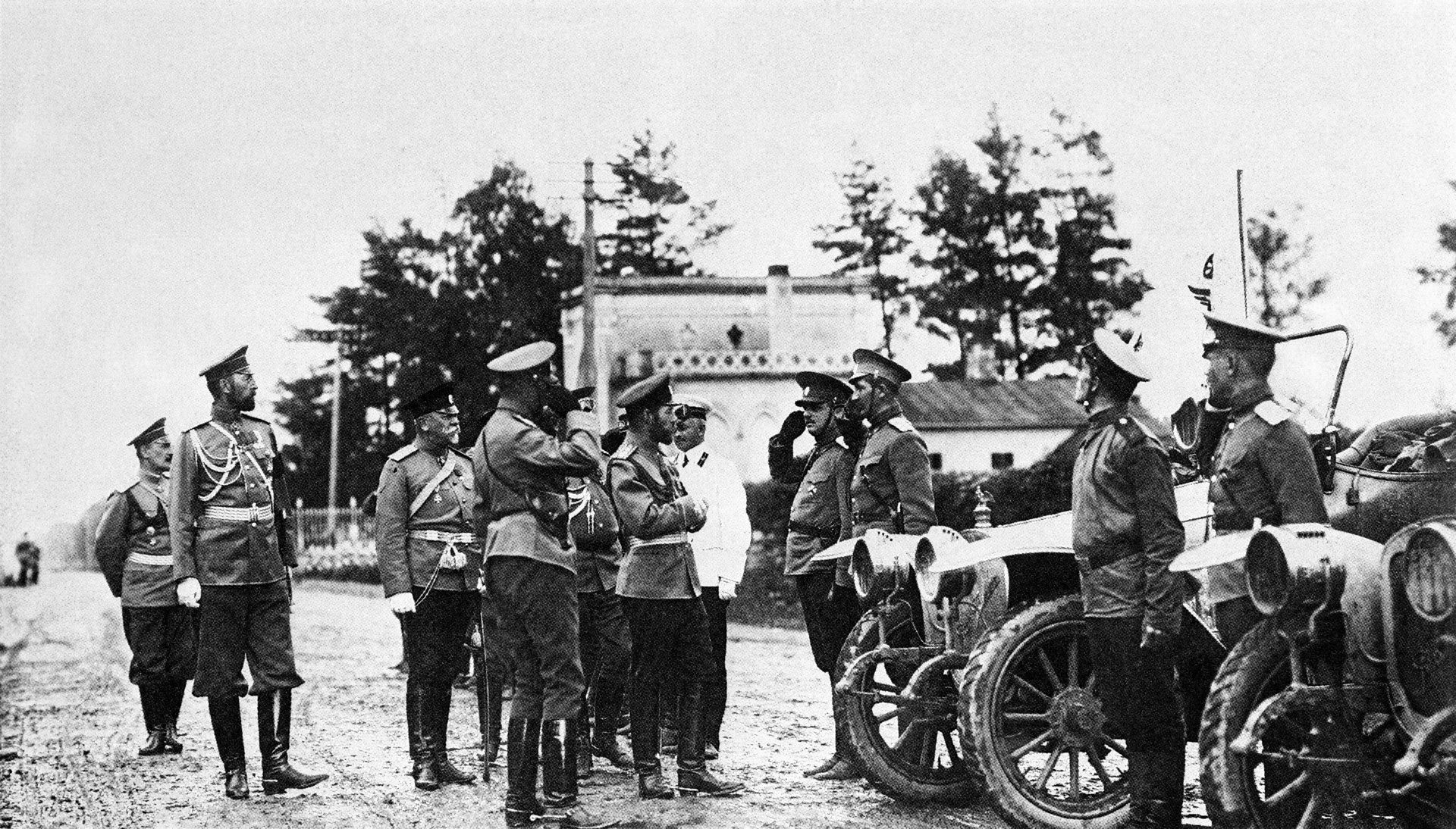Первая мировая война 1914 – 1918 гг. Российский император Николай II обходит части первой Учебной автомобильной роты русской императорской армии перед отправкой на фронт Первая мировая война 1914 – 1918 гг. Российский император Николай II обходит части первой Учебной автомобильной роты русской императорской армии перед отправкой на фронт - РИА Новости, 1920, 06.12.2021