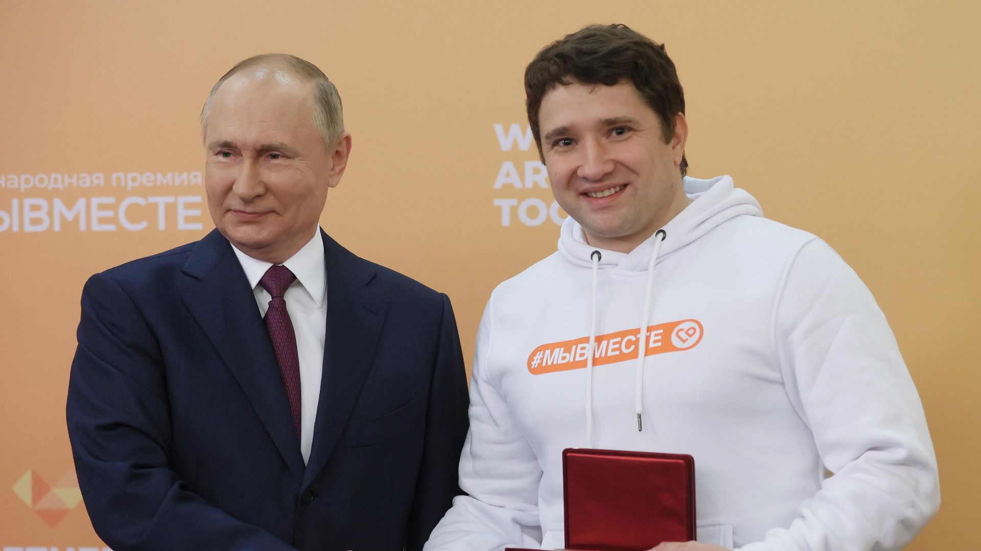 Президент РФ Владимир Путин награждает премией #МыВместе в номинации Волонтер года врача-педиатра, заведующего пульмонологическим отделением Морозовской детской больницы Павла Бережанского Президент РФ Владимир Путин награждает премией #МыВместе в номинации Волонтер года врача-педиатра, заведующего пульмонологическим отделением Морозовской детской больницы Павла Бережанского - РИА Новости, 1920, 05.12.2021