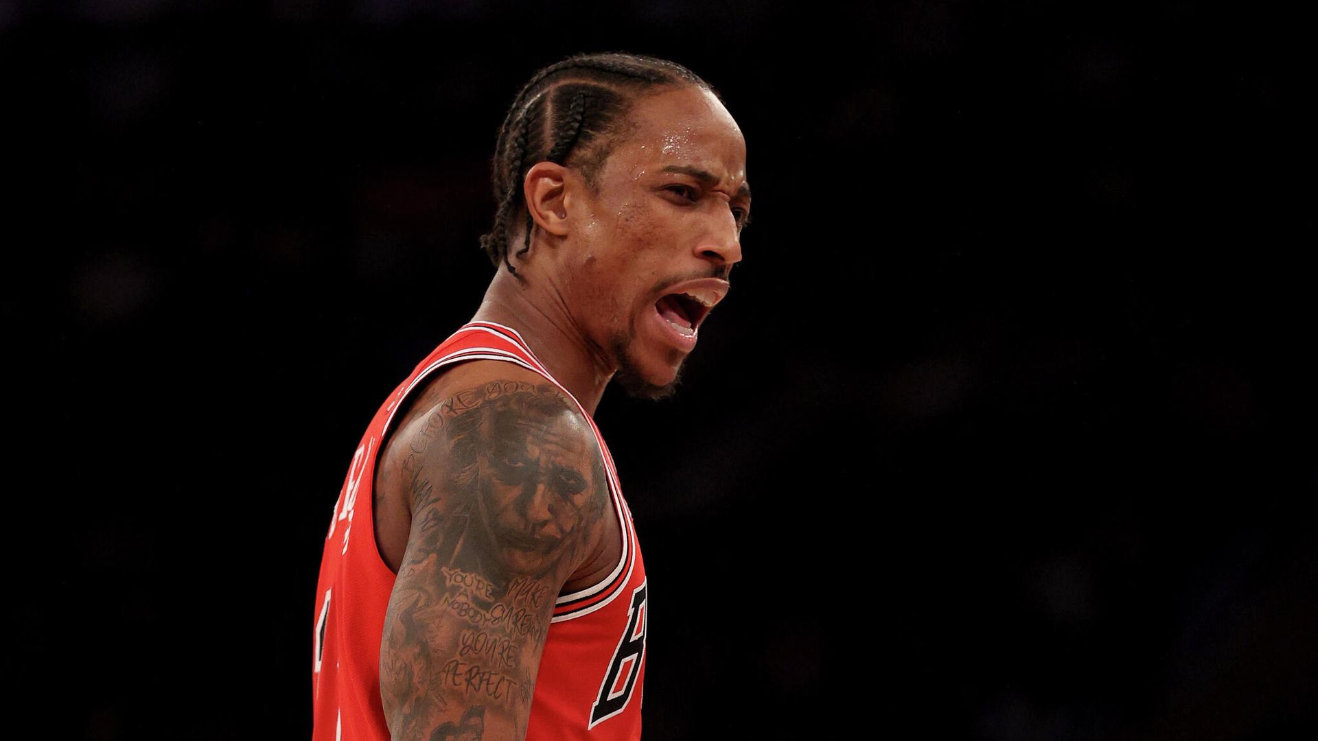 NEW YORK, NEW YORK - DECEMBER 02: DeMar DeRozan #11 of the Chicago Bulls reacts in the fourth quarter against the New York Knicks at Madison Square Garden on December 02, 2021 in New York City. The Chicago Bulls defeated the New York Knicks 199-115. NOTE TO USER: User expressly acknowledges and agrees that, by downloading and or using this photograph, User is consenting to the terms and conditions of the Getty Images License Agreement. Elsa/Getty Images/AFP (Photo by ELSA / GETTY IMAGES NORTH AMERICA / Getty Images via AFP) NEW YORK, NEW YORK - DECEMBER 02: DeMar DeRozan #11 of the Chicago Bulls reacts in the fourth quarter against the New York Knicks at Madison Square Garden on December 02, 2021 in New York City. The Chicago Bulls defeated the New York Knicks 199-115. NOTE TO USER: User expressly acknowledges and agrees that, by downloading and or using this photograph, User is consenting to the terms and conditions of the Getty Images License Agreement. Elsa/Getty Images/AFP (Photo by ELSA / GETTY IMAGES NORTH AMERICA / Getty Images via AFP) - РИА Новости, 1920, 07.12.2021