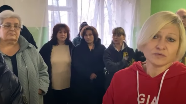 Выселяемые жильцы. Марина Родионова - последняя справа