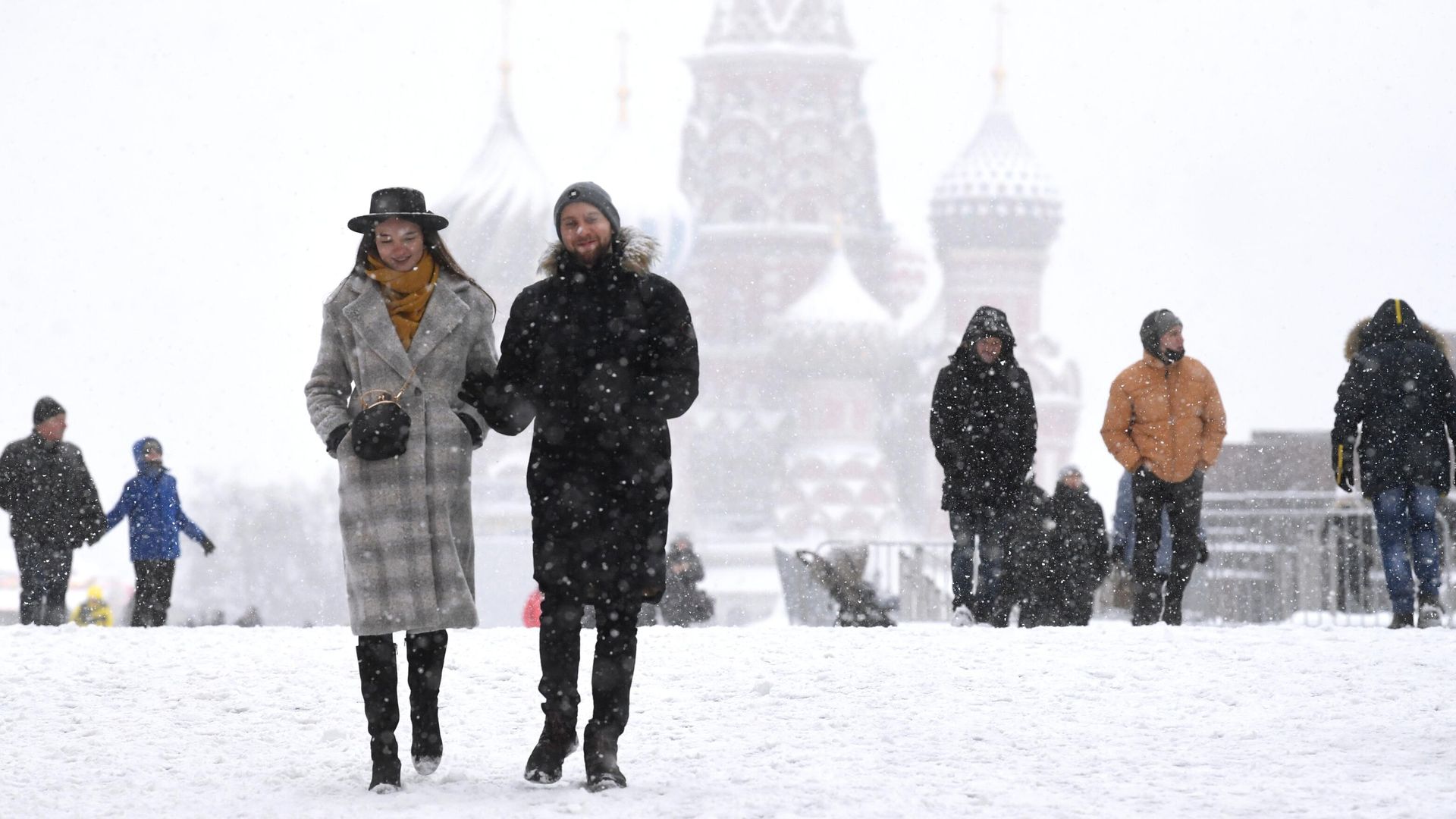 Люди на Красной площади в Москве во время снегопада Люди на Красной площади в Москве во время снегопада - РИА Новости, 1920, 01.01.2022