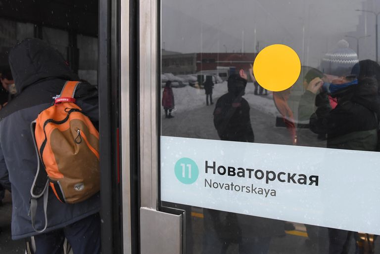 Вход на станцию Новаторская южного участка Большой кольцевой линии Московского метрополитена Вход на станцию Новаторская южного участка Большой кольцевой линии Московского метрополитена