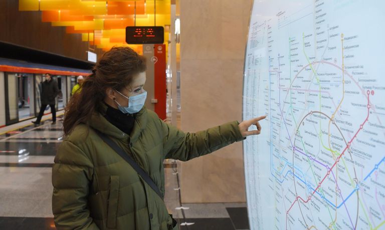 Девушка смотрит схему метро на станции Новаторская южного участка Большой кольцевой линии (БКЛ) Московского метрополитена Девушка смотрит схему метро на станции Новаторская южного участка Большой кольцевой линии (БКЛ) Московского метрополитена