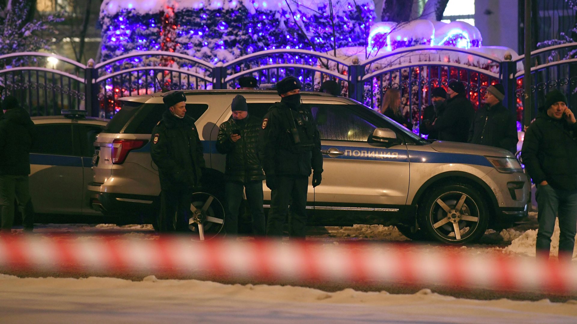 Сотрудники полиции у многофункционального центра Рязанский в Москве, где произошла стрельба Сотрудники полиции у многофункционального центра Рязанский в Москве, где произошла стрельба - РИА Новости, 1920, 07.12.2021