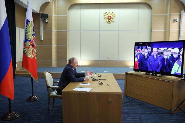 Президент РФ Владимир Путин в режиме видеосвязи принимает участие в церемонии запуска пассажирского движения на новых станциях Большой кольцевой линии Московского метрополитена Президент РФ Владимир Путин в режиме видеосвязи принимает участие в церемонии запуска пассажирского движения на новых станциях Большой кольцевой линии Московского метрополитена