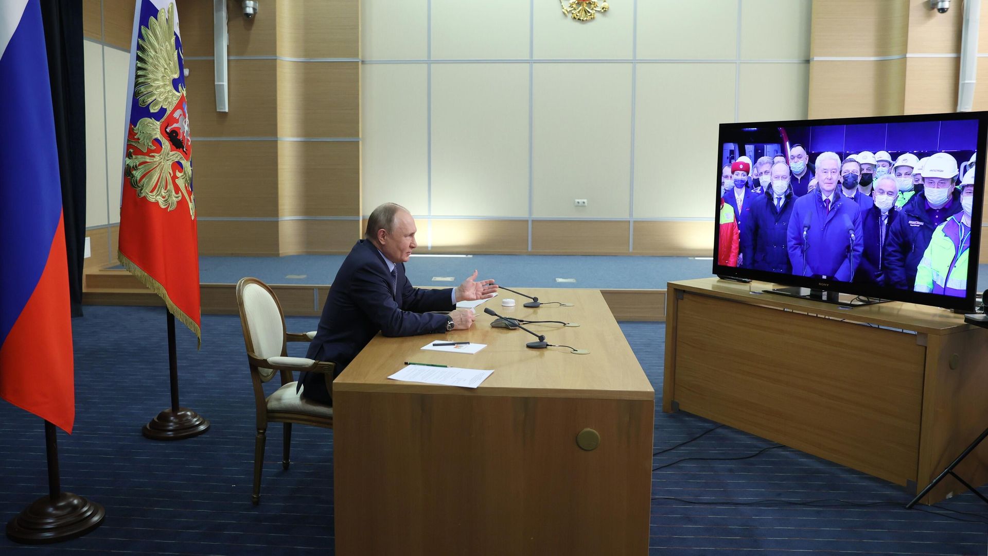 Президент РФ Владимир Путин в режиме видеосвязи принимает участие в церемонии запуска пассажирского движения на новых станциях Большой кольцевой линии Московского метрополитена Президент РФ Владимир Путин в режиме видеосвязи принимает участие в церемонии запуска пассажирского движения на новых станциях Большой кольцевой линии Московского метрополитена - РИА Новости, 1920, 07.12.2021